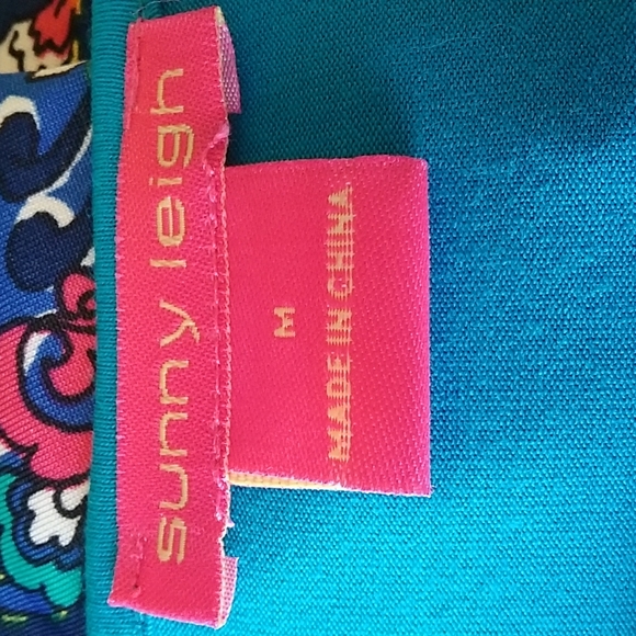 Sunny Leigh sharkbite tunic size M NWOT - Picture 3 of 3